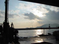 漁港に日が沈む